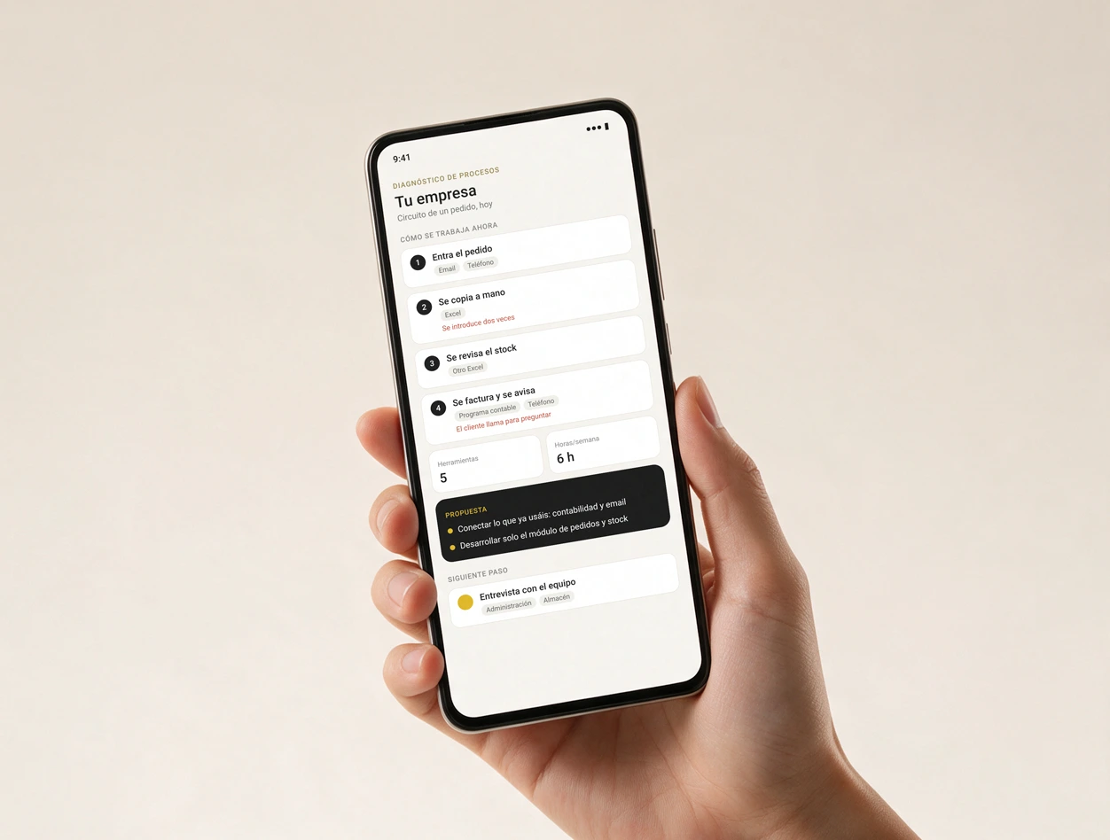 Portátil mostrando un crm desarrollado por veridika