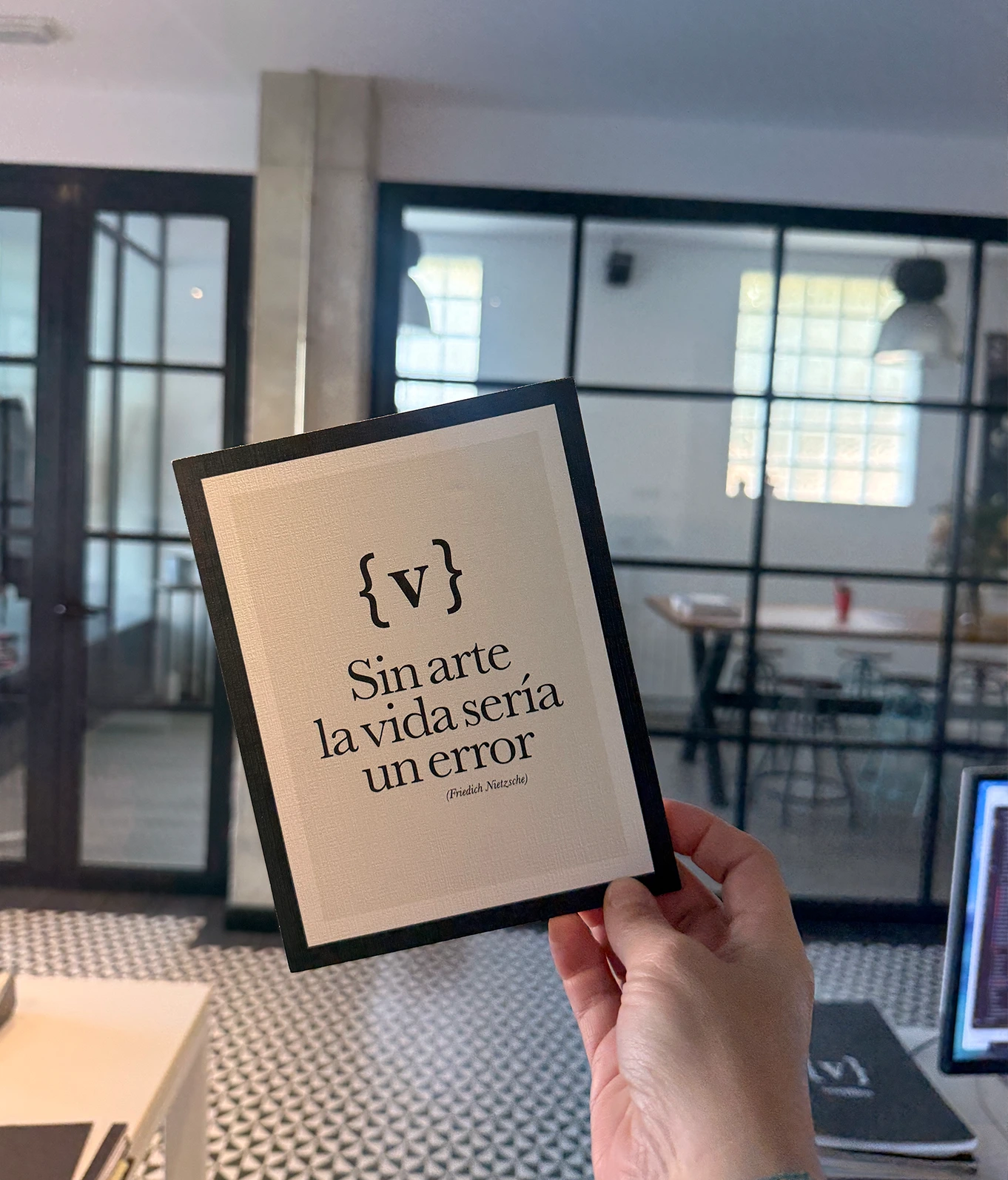 Diseño web en Zaragoza: web diseñada por Veridika vista en un móvil
