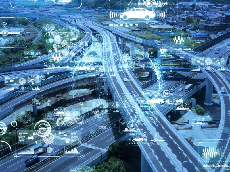 Autopistas vistas desde el aire con una capa de datos digitales